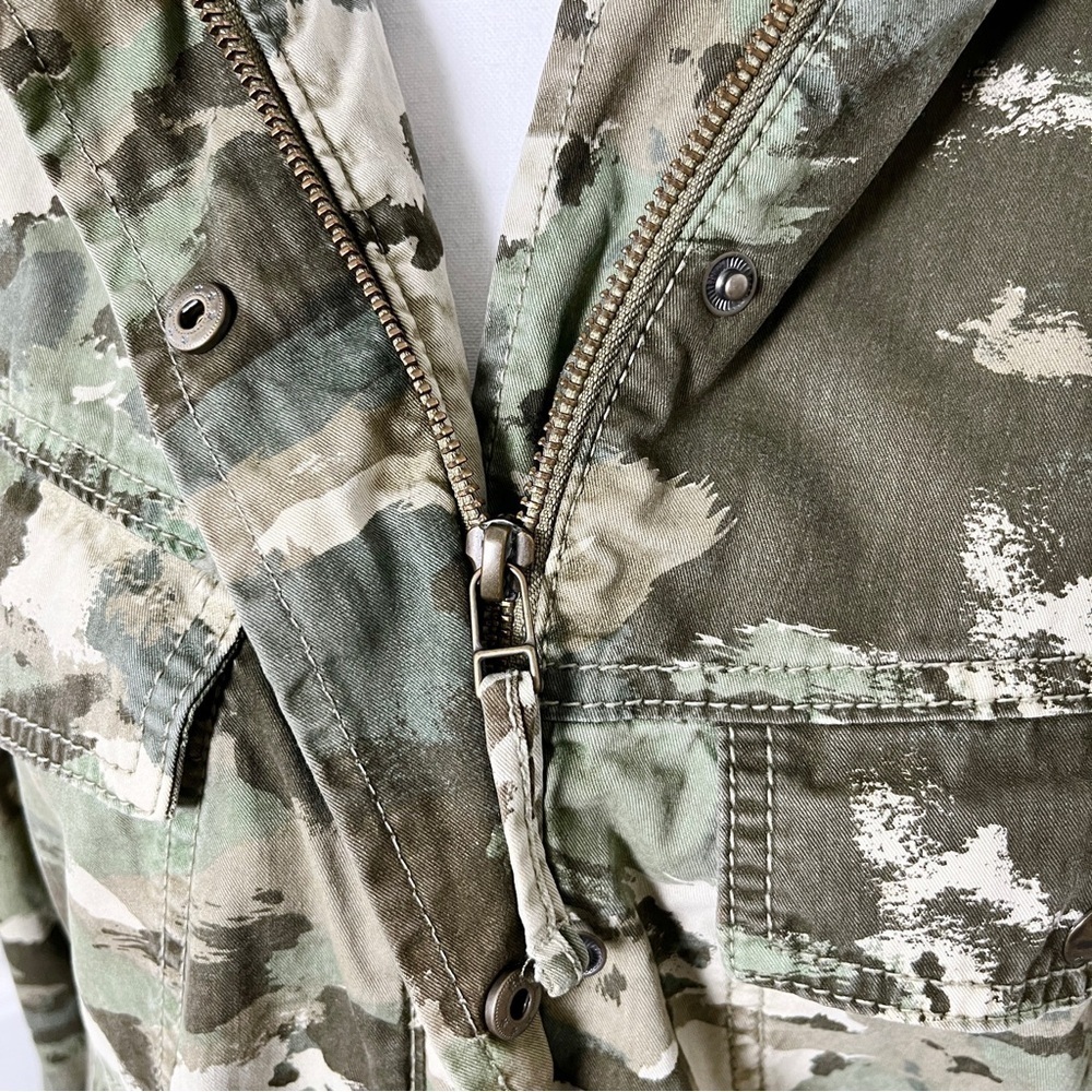 Aritzia Talula Hooded Camouflage Print Utilitarian Cargo Jacket - Size Medium - Picture 5 of 16
